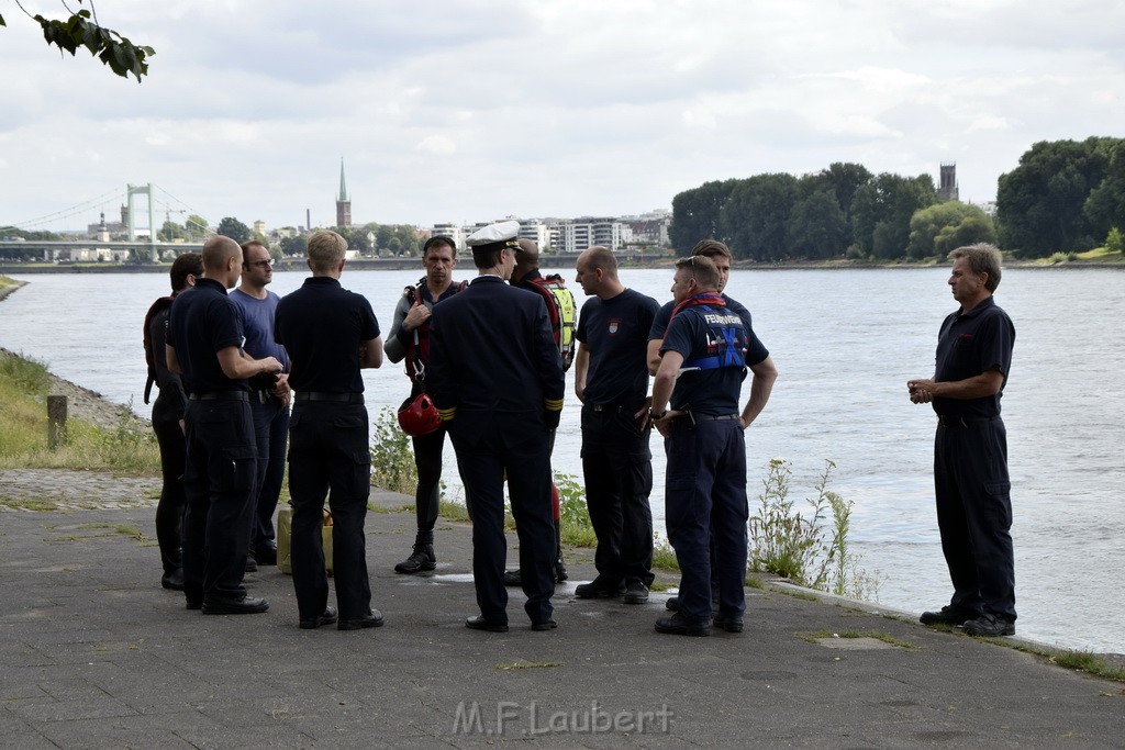 Uebung BF Taucher und Presse Koeln Zoobruecke Rhein P400.JPG - Miklos Laubert